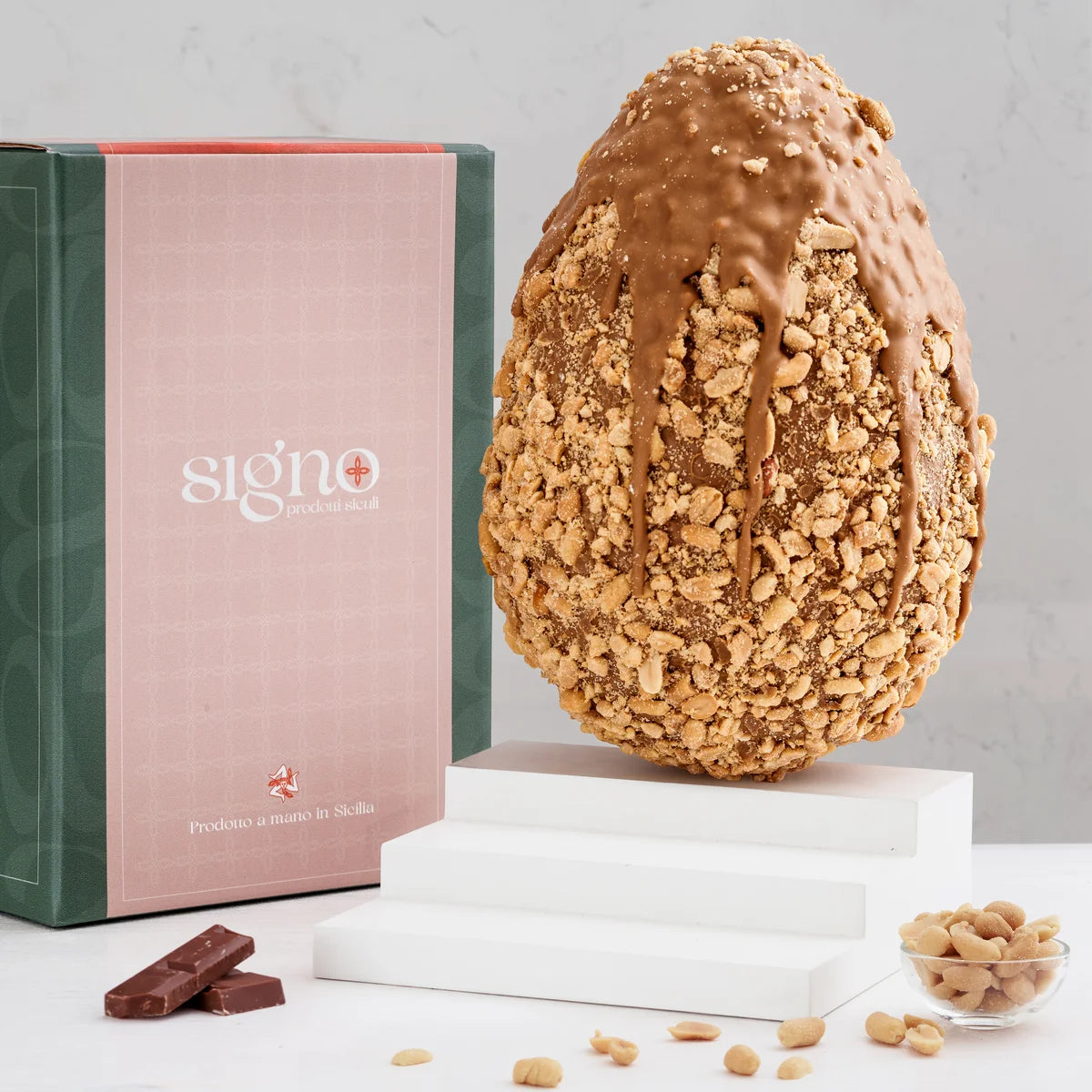 Uovo Artigianale Farcito con Crema di Caramello Ricoperto di Arachidi