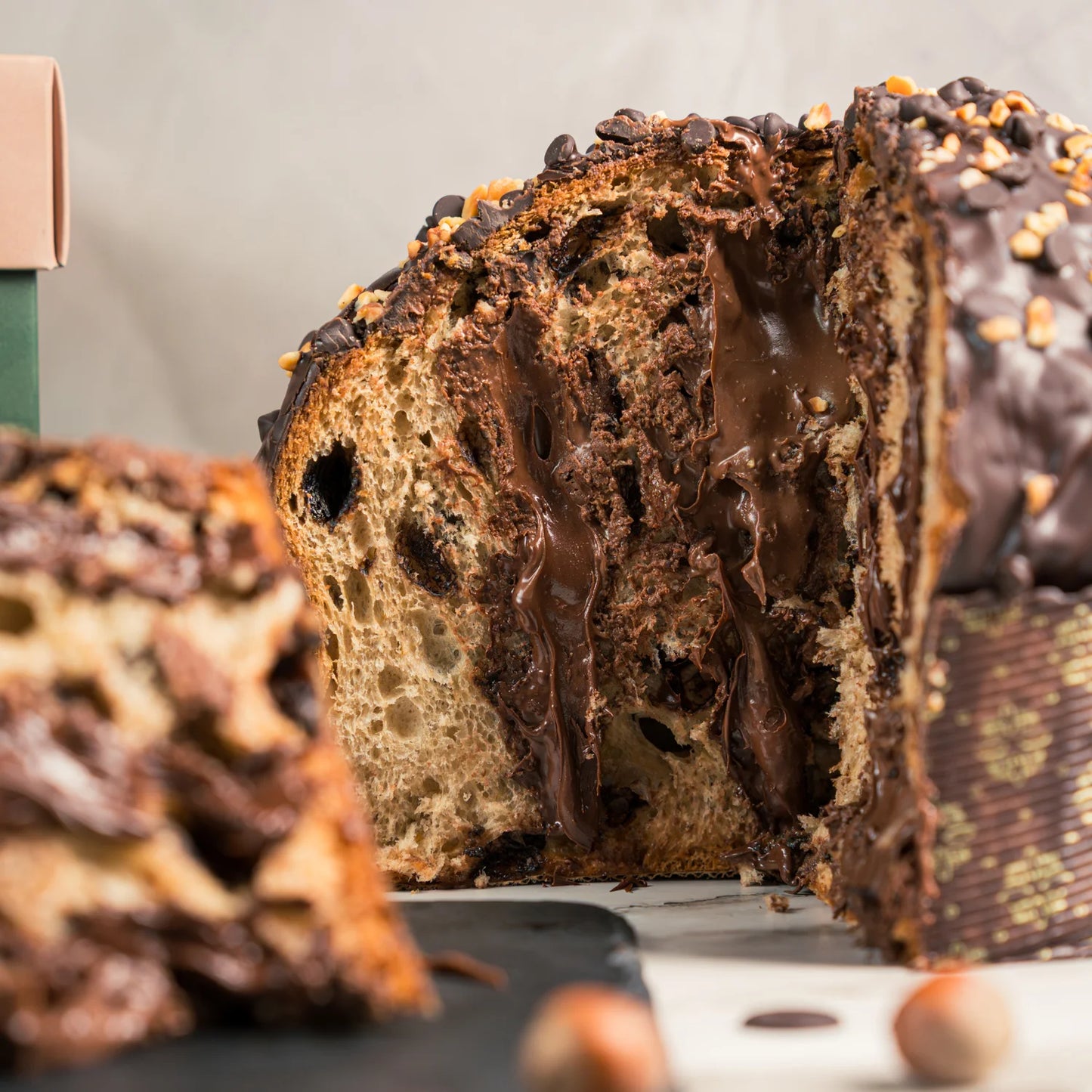 Panettone Artigianale con Gocce di Cioccolato e Crema alla Nocciola | 1,2kg