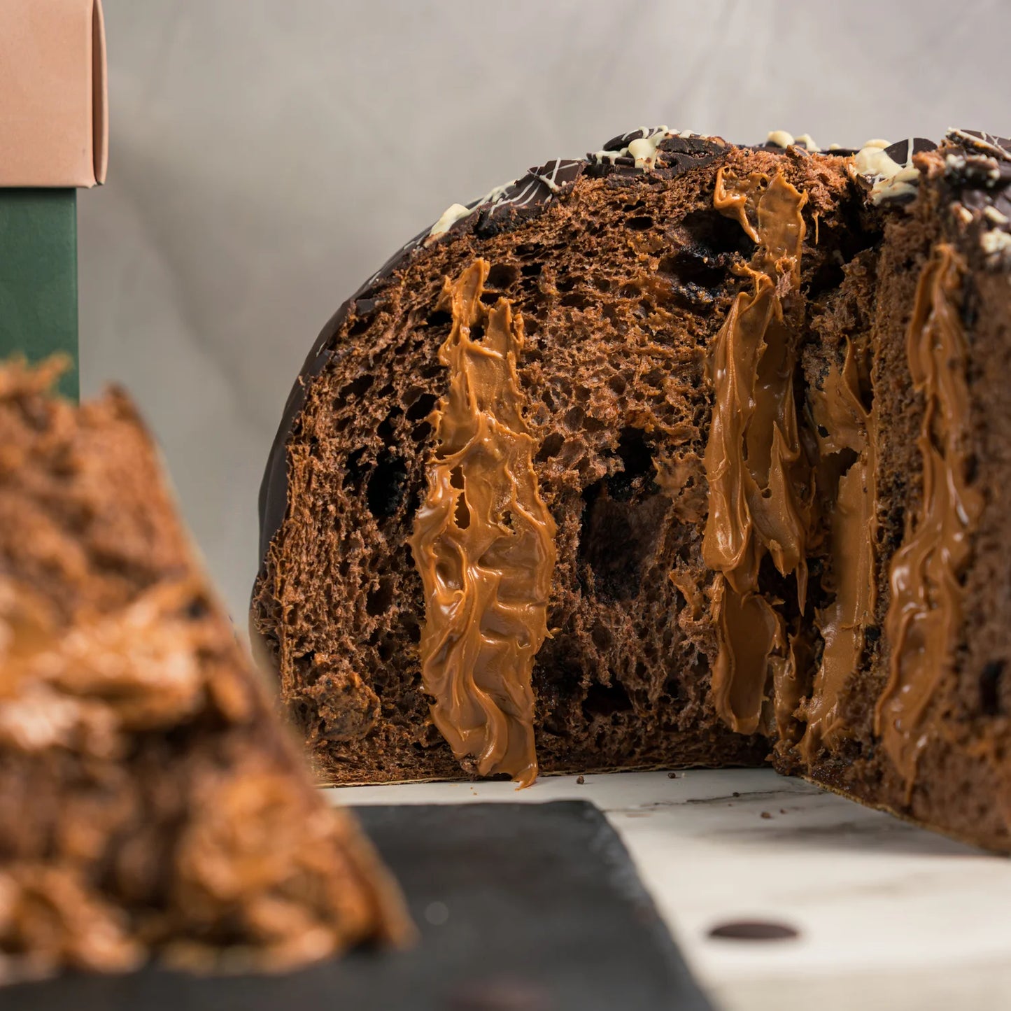 Panettone Artigianale con Impasto Cioccolato e Caramello Salato | 1,2kg